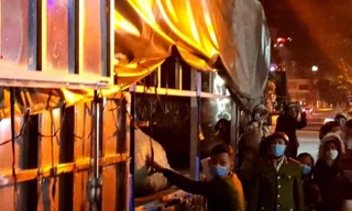 Trong quá trình kiểm tra, cơ quan công an thu giữ nhiều hàng hóa liên quan tại shop thời trang Mai Hường, số 93, đường Lê Hoàn, thành phố Thanh Hóa để phục vụ công tác điều tra (Ảnh: CTV).