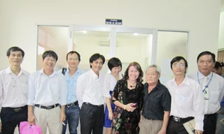 Các đại biểu đang chụp hình với nhà văn lão thành Nguyễn Quang Sáng (áo đen) tại Hội nghị