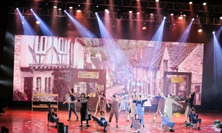 Lạc vào giữa hai thế giới thực - ảo với vở nhạc kịch English Performance