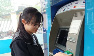 “Quẳng gánh lo” học phí, sinh viên lựa chọn cách thu mới