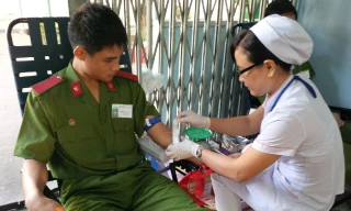 Học viên Đại học Cảnh sát Nhân dân hiến máu tại Chủ Nhật Đỏ. Ảnh: Trọng Thịnh.