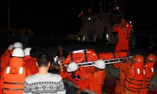 Thuyền viên tàu SAR 27-01 đưa ông Edward Cupisz lên cảng Nha Trang, để đưa đi cứu chữa tại bệnh viện