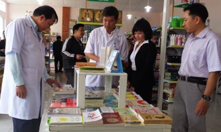 Gian hàng sách sức khỏe, y học.