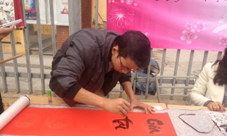 Trần Thế Nhật miệt mài với tác phẩm của mình.