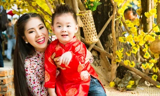 Lê Phương cùng con trai xuống phố ngày Tết