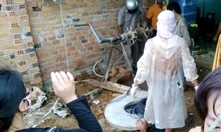 Ngành chức năng cùng người dân trục vớt thi thể bà Cử từ giếng lên