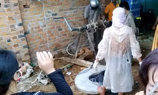 Ngành chức năng cùng người dân trục vớt thi thể bà Cử từ giếng lên