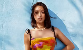 Tiểu Vy nâng độ nóng bỏng lên mức mới: Quấn khăn tắm chơi trò biến hình