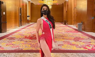 Bí mật nào giúp nàng Hậu 'hot hit' tự tin thả dáng với váy xẻ cao mà không sợ "lộ hàng"?