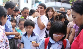 Lớp hai đua lấy chứng chỉ tiếng Anh