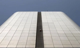 'Người nhện' chinh phục tòa nhà cao 137m