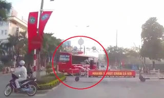 Clip xe khách vượt đường tàu khi đã kéo rào chắn