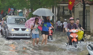 Người Hà Nội lại nối đuôi nhau đi trên 'sông' sau mưa lớn