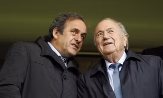 Chủ tịch UEFA Michel Platini và Chủ tịch FIFA Sepp Blatter dự khán trận chung kết Champions League nữ năm 2013, hai năm trước khi các vụ bê bối làm chao đảo UEFA và FIFA. Ảnh: Ian Kington/AFP/Getty Images.