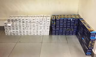 Lô thuốc lá ngoại nhập lậu với số lượng lên đến hàng nghìn gói bị CSGT TT-Huế bắt giữ vào rạng sáng 19/12 từ xe tải 17C-032.18.