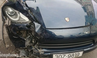 Porsche Cayenne S tiền tỷ nát đầu sau cú “hôn” xe 16 chỗ