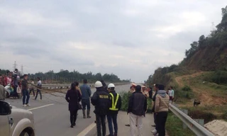 Người dân mang tre chặn đường cao tốc. Ảnh: Hoàng Nam.