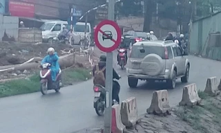 Nhiều xe ô tô bất chấp nguy hiểm vẫn đi vào đường có biển báo cấm.