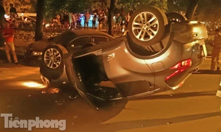 [VIDEO] Hiện trường vụ xế hộp đâm vào đuôi xe ô tô lật ngửa trong đêm