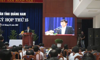 Ông Lê Phước Hoài Bảo, Giám đốc Sở KHĐT tỉnh Quảng Nam giải trình việc xây dựng nhà khách UBND tỉnh trị giá gần 200 tỷ đồng. Đây là lần đầu tiên, ông Bảo tham gia HĐND tỉnh Quảng Nam trên cương vị Giám đốc Sở KH – ĐT tỉnh này.