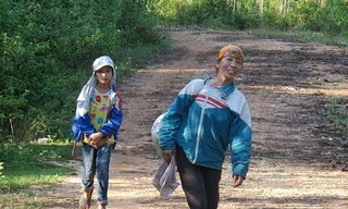 Cháu Nguyễn Thị Lành theo mẹ vào rừng nhặt hạt dẻ những lúc nghỉ học.