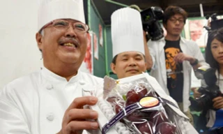 Đầu bếp người Nhật Bản Masayuki Hirai và "chiến lợi phẩm" là chùm nho với giá khủng gần 200 triệu đồng.