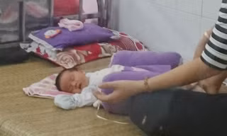 Bé gái đang được chăm sóc. Ảnh Thanh Hà.