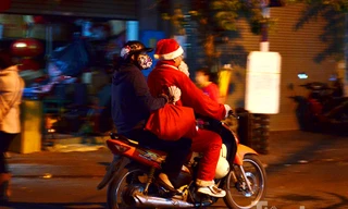 Ông già Noel đầu trần 'cưỡi' xe máy vi vu đi phát quà