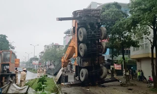 [VIDEO] Hiện trường vụ cần cẩu dài 50 mét đổ sập xuống đường
