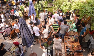 Chợ “ve chai” hoạt động mỗi sáng Chủ Nhật. Ảnh: Ngô Bình.