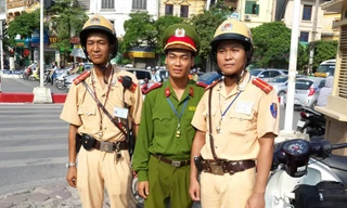 Tổ công tác giúp đỡ người phụ nữ có ý định tự tử về nhà an toàn.