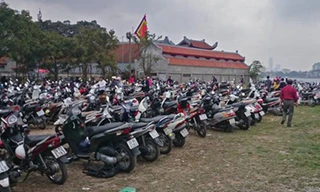 Các bãi gửi xe luôn chật kín trong dịp Tết.