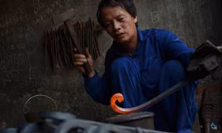 Nhọc nhằn nghề thợ rèn trong nắng nóng như thiêu đốt