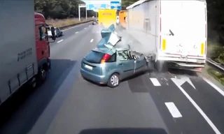 Ô tô nát bét trên cao tốc sau cú vượt phải