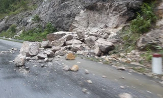 Hãi hùng taluy quốc lộ 18 bẫy người tham gia giao thông