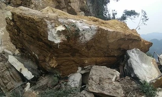 10 video ‘hot’: Đang lái máy xúc bị khối đá chục tấn đè bẹp