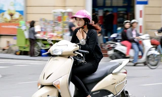 Hôm nay (13/11), không khí lạnh tăng cường khiến nhiệt độ tại Thủ đô Hà Nội giảm mạnh. Nhiều người dân ra đường với khăn quàng và áo khoác dày.