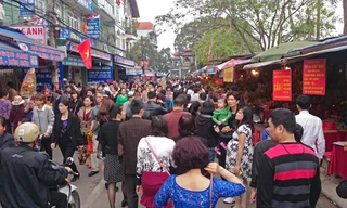 Tắc đường vào Phủ Tây Hồ xin lộc đầu năm