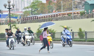 Nhiều sinh viên vẫn phải băng qua đường khi có rất nhiều phương tiện đi qua. Ảnh: Thanh Hà.