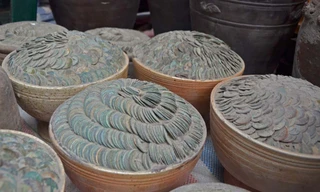 Tiền cổ bán cả chum ở vỉa hè, giá bạc triệu