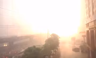10 video ‘hot’: Cột điện phát nổ như bom trong mưa lốc