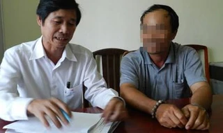 Phóng viên báo Tiền Phong trao đổi với ông Cù Ngọc T. vào chiều ngày 9/3 tại UBND xã Mỹ Lâm.