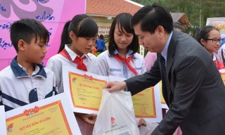 Bí thư T.Ư Đoàn Nguyễn Long Hải trao học bổng Vừ A Dính cho học sinh nghèo có hoàn cảnh khó khăn trên địa bàn huyện Nghi Xuân. 