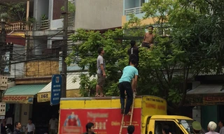 Gần một giờ sau, cảnh sát khống chế được nam thanh niên. Ảnh: Lê Hoàng.