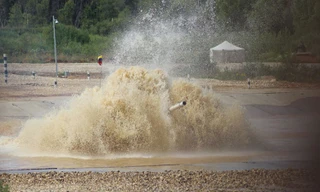 Xe tăng Venezuela bị 'sặc nước' giữa sông trong cuộc thi tài quân sự