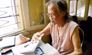 Bà Thi là một trong hai người vinh dự được kéo lá cờ Tổ quốc tại Lễ Tuyên ngôn Độc lập 1945. Ảnh: Thanh Hà.