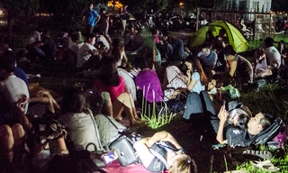 Giới trẻ dựng lều, ngủ ngoài trời đón mưa sao băng