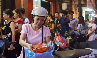 [ẢNH] Người Hà Nội chen chân xếp hàng mua bánh Trung thu