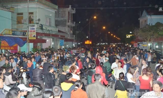 [ẢNH] Hàng ngàn người chen chân ở chợ Viềng