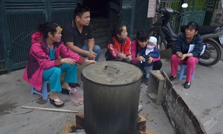 Còn vài ngày nữa mới đến Tết Nguyên đán, nhưng trên nhiều tuyến phố của Thủ đô người dân đã nổi lửa luộc những nồi bánh chưng lớn.